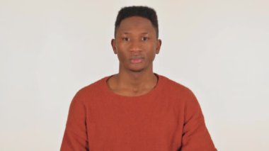 Beyaz Arkaplanda Ciddi Afrikalı Genç Bir Adamın Portresi