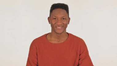 Beyaz arka plan üzerinde Afrika delikanlı gülümseyen portresi