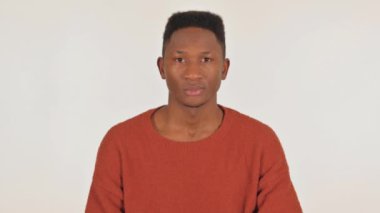 Beyaz Arkaplanda Başparmağıyla Genç Afrikalı Adamın Portresi