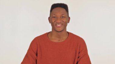 Beyaz Arkaplanda Tamam Yazılı Genç Afrikalı Adam Portresi