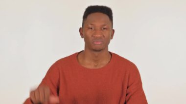 Beyaz Arkaplanda Başparmakları Olmayan Genç Afrikalı Adamın Portresi