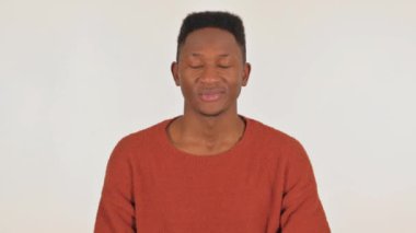 Beyaz Arkaplanda Zafer İşareti Olan Genç Afrikalı Adamın Portresi