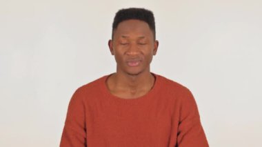 Genç Afrikalı Adam 'ın Portresi İnsanları Beyaz Arkaplana Davet Ediyor