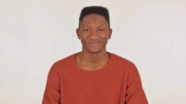 Beyaz Arkaplanda El sallayan Genç Afrikalı Adamın Portresi