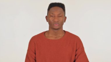 Beyaz Arkaplanda Hoşlanmayan Genç Afrikalı Adamın Portresi