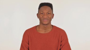 Beyaz Arkaplanda Sallanan Kafalı Genç Afrikalı Adamın Portresi