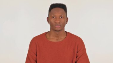 Beyaz Arkaplanda İnkâr Eden Gergin Genç Afrikalı Adamın Portresi