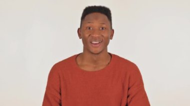 Beyaz Arkaplanda Başarıyı Kutlayan Genç Afrikalı Adamın Portresi