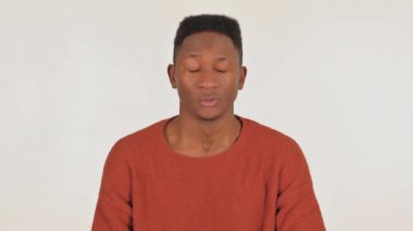 Beyaz Arkaplanda Başarısızlığa Tepki Veren Genç Afrikalı Adamın Portresi