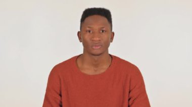 Öfkeli Genç Afrikalı Adamın Beyaz Arkaplanda Öfkeyle Konuşan Portresi