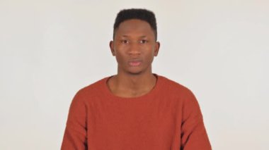 Dudakları Beyaz Arkaplanda Parmağı Olan Genç Afrikalı Adamın Portresi