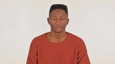 Beyaz Arkaplanda Dinlemeye Çalışan Genç Afrikalı Adam, Portre