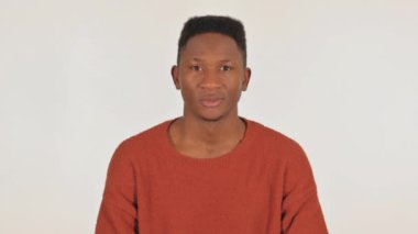 Beyaz Arkaplanda Kamerayı Gösteren Genç Afrikalı Adamın Portresi