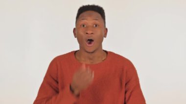 Beyaz Arkaplanda Uçan Öpücük 'ün Genç Afrikalı Portresi