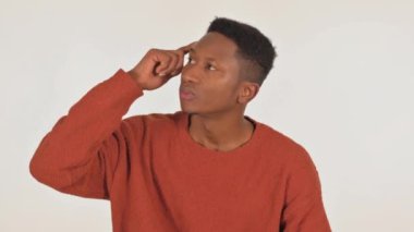 Beyaz Arkaplanda Beyin Fırtınası Olan Genç Afrikalı Adamın Portresi