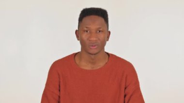 Beyaz Arkaplanda Migreni Olan Genç Afrikalı Adamın Portresi