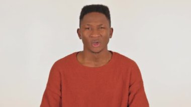 Beyaz Arkaplanda Boyun Ağrısı Olan Genç Afrikalı Adamın Portresi