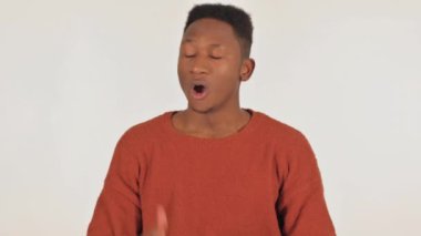 Beyaz Arkaplanda Esneyen Genç Afrikalı Adamın Portresi