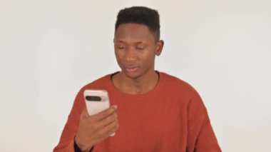 Kayıp Genç Afrikalı 'nın Portresi Beyaz Arkaplanda Telefonda Şok Oldu