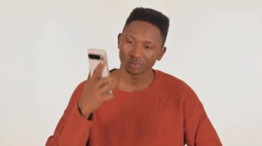 Beyaz Arkaplanda Telefonda Konuşan Genç Afrikalı Adamın Portresi