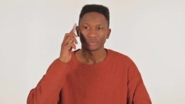 Beyaz Arkaplanda Telefonda Konuşan Kızgın Genç Afrikalı Adamın Portresi