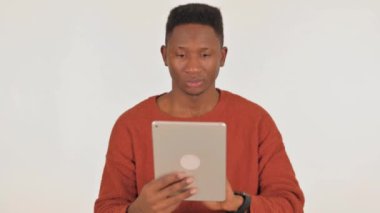 Tablette Beyaz Arkaplanda Kaybı Olan Genç Afrikalı Adamın Portresi