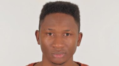 Beyaz Arkaplanda Ciddi Afrikalı Adam Yüzü 'nün Kapanışı