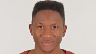 Beyaz Arkaplanda Gülümseyen Afrikalı Adam Yüzüne yakın çekim