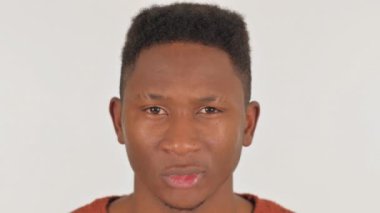 Beyaz Arkaplanda Diş Ağrısı Olan Afrikalı Adam 'a yaklaş