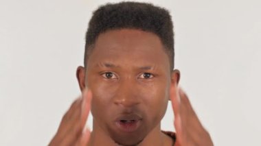 Beyaz arka planda migreni olan Afrikalı adama yaklaş