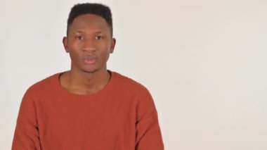 Beyaz Arkaplanda Kopyalama Uzayı Gösteren Genç Afrikalı Adamın Portresi