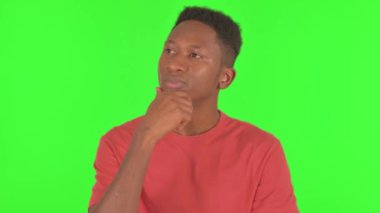 Düşünceli Afrikalı Adam Yeşil Arkaplanda Yeni Fikirler Buluyor