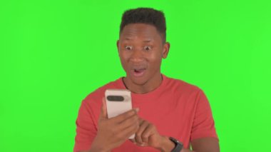 Afrikalı Adam 'ın Yeşil Arkaplanda Başarı Kutlaması Portresi