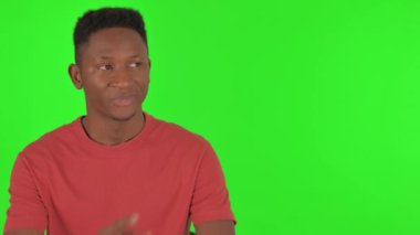 Yeşil Arkaplanda Kopyalama Uzayı Gösteren Genç Afrikalı Adam