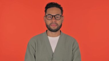 Ciddi Gündelik İspanyol Adam Kırmızı Arkaplanda, Portre