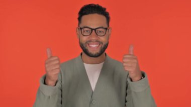 Kırmızı Arkaplan 'da Başparmakları Kalkık Latin Adam, Portre