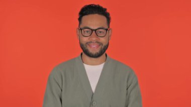 Gülümseyen İspanyol Adam Kırmızı Arkaplanda, Portre