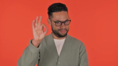 Kırmızı Arkaplan 'da Tamam Yazılı Sıradan İspanyol Adam, Portre