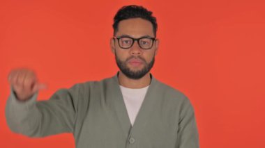 Kırmızı Arkaplanda Başparmakları Olmayan Sıradan İspanyol Adam, Portre