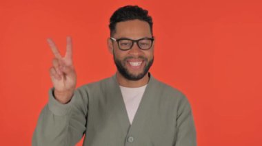 Kırmızı Arkaplanda Zafer Tabelalı Sıradan İspanyol Adam, Portre