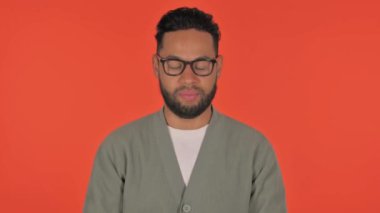 Günlük İspanyol Adamı Reddetmek Kırmızı Arkaplanda Teklif Etmek, Portre