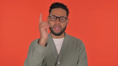 Öfkeli Gündelik İspanyol Adam Kızıl Arkaplanda Öfkeyle Konuşuyor, Portre