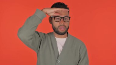 Kırmızı Arkaplanda Yeni Fırsatlar Arayan Sıradan İspanyol Adam, Portre