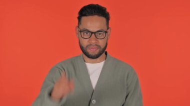 Günlük İspanyol Adam Kırmızı Arkaplanda Kamerayı Gösteriyor, Portre