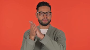 Günlük İspanyol Adam Kırmızı Arkaplanda Alkışlıyor, Portre