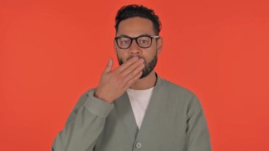 Sıradan İspanyol Adam Kızıl Arkaplanda Uçan Öpücük Esiyor