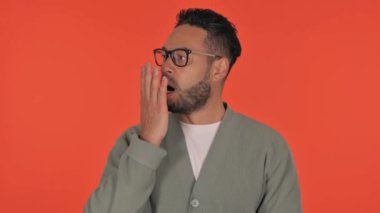 Kızıl Arkaplanda Esneme Latin Adam, Portre