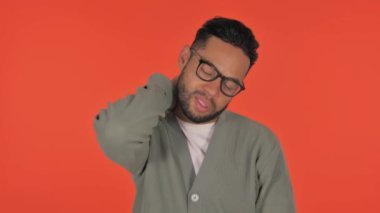 Kırmızı Arkaplanda Boyun Ağrısı Olan Sıradan İspanyol Adam, Portre