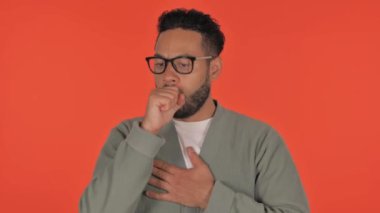 Kırmızı Arkaplanda Öksüren Sıradan İspanyol Adam, Portre