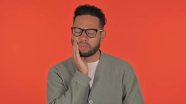 Kırmızı Arkaplanda Diş Ağrısı Olan Sıradan İspanyol Adam, Portre